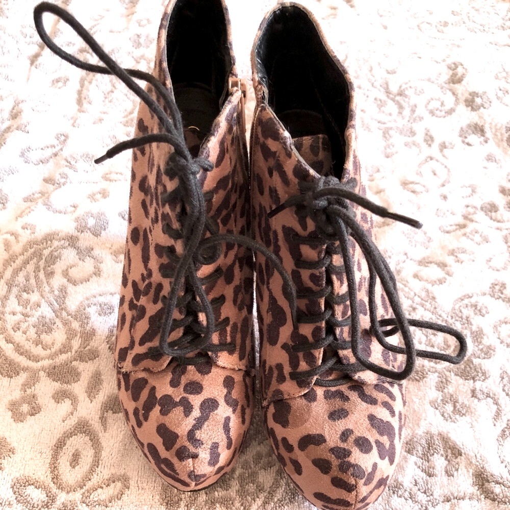 Diva Lounge size 7.5 ankle boot